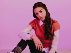 آهنگ انگلیسی The Rose Song از Olivia Rodrigo به همراه متن و ترجمه مجزا