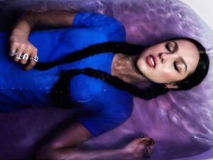 آهنگ انگلیسی love is embarrassing از Olivia Rodrigo به همراه متن و ترجمه مجزا