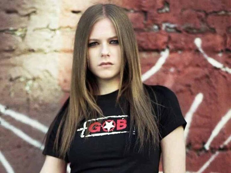 آهنگ انگلیسی My World از Avril Lavigne به همراه متن و ترجمه مجزا
