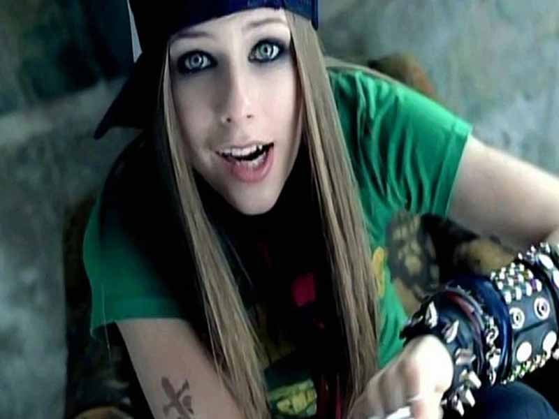 آهنگ انگلیسی Sk8er Boi از Avril Lavigne به همراه متن و ترجمه مجزا