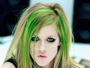آهنگ انگلیسی Smile از Avril Lavigne به همراه متن و ترجمه مجزا