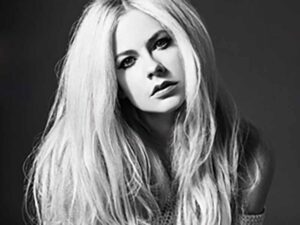 آهنگ انگلیسی Tell Me It’s Over از Avril Lavigne به همراه متن و ترجمه مجزا