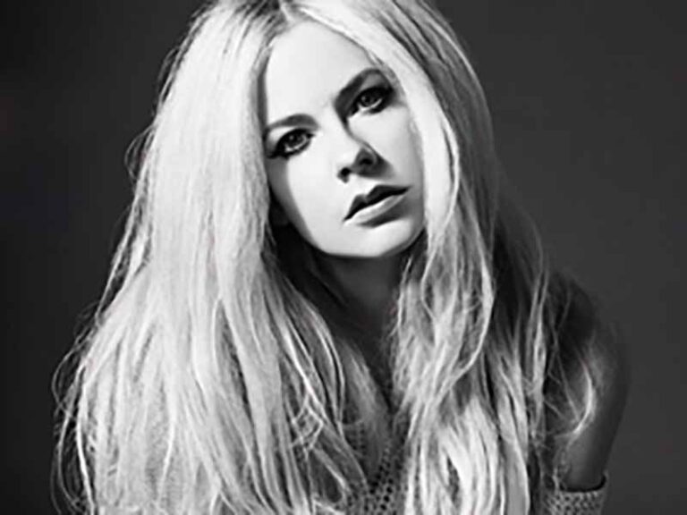 آهنگ انگلیسی Tell Me It’s Over از Avril Lavigne به همراه متن و ترجمه مجزا