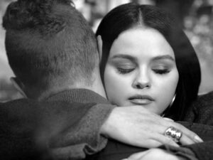 آهنگ انگلیسی Let Somebody Go از Coldplay و Selena Gomez به همراه متن و ترجمه مجزا