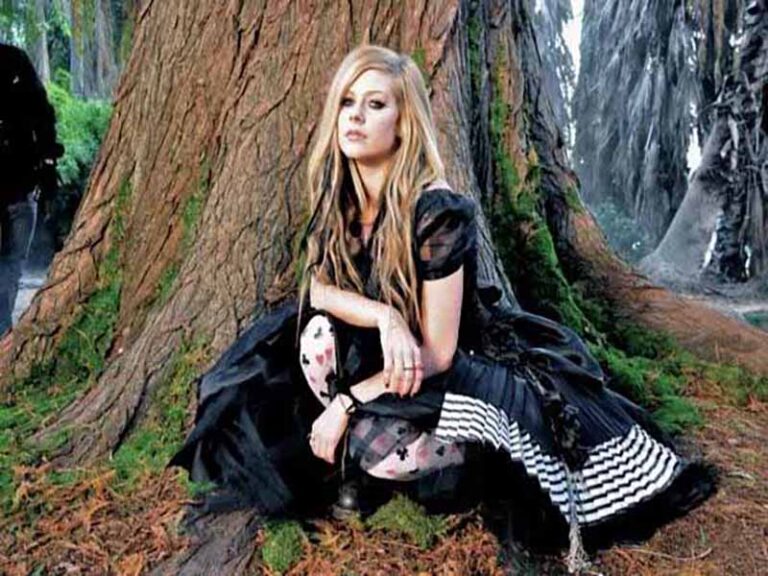 آهنگ انگلیسی Alice از Avril Lavigne به همراه متن و ترجمه مجزا