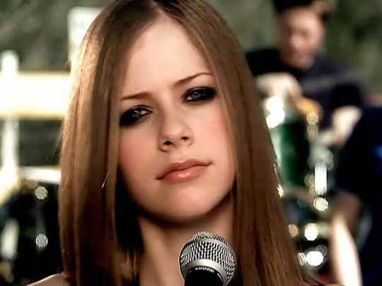 آهنگ انگلیسی Contagious از Avril Lavigne به همراه متن و ترجمه مجزا