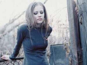 آهنگ انگلیسی I Don’t Give از Avril Lavigne به همراه متن و ترجمه مجزا