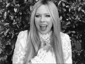 آهنگ انگلیسی We Are Warriors از Avril Lavigne به همراه متن و ترجمه مجزا