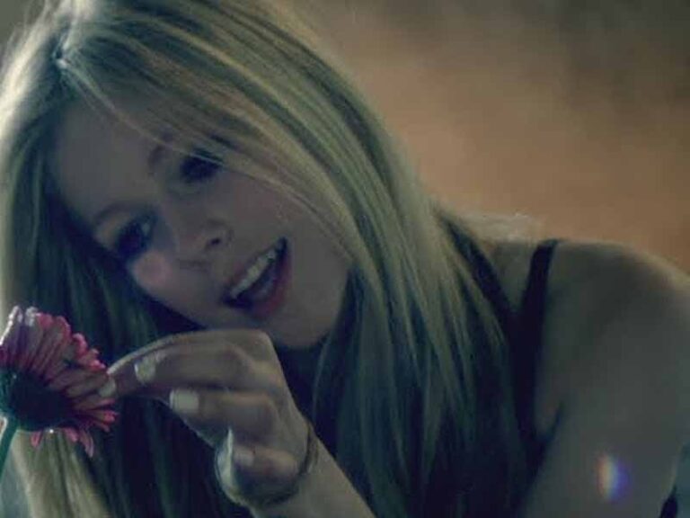 آهنگ انگلیسی Wish You Were Here از Avril Lavigne به همراه متن و ترجمه مجزا