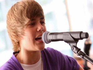 آهنگ انگلیسی Someday at Christmas از Justin Bieber به همراه متن و ترجمه مجزا
