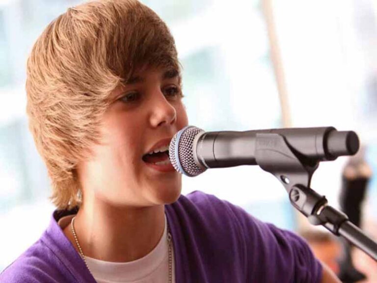 آهنگ انگلیسی Someday at Christmas از Justin Bieber به همراه متن و ترجمه مجزا