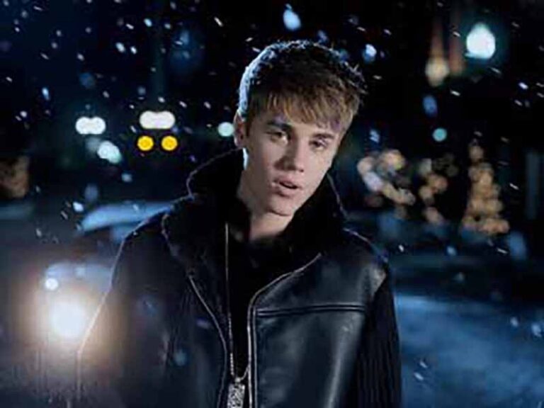 آهنگ انگلیسی The Christmas Song از Justin Bieber به همراه متن و ترجمه مجزا