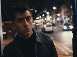 آهنگ انگلیسی ?Why’d You Only Call Me When You’re High از Arctic Monkeys به همراه متن و ترجمه مجزا