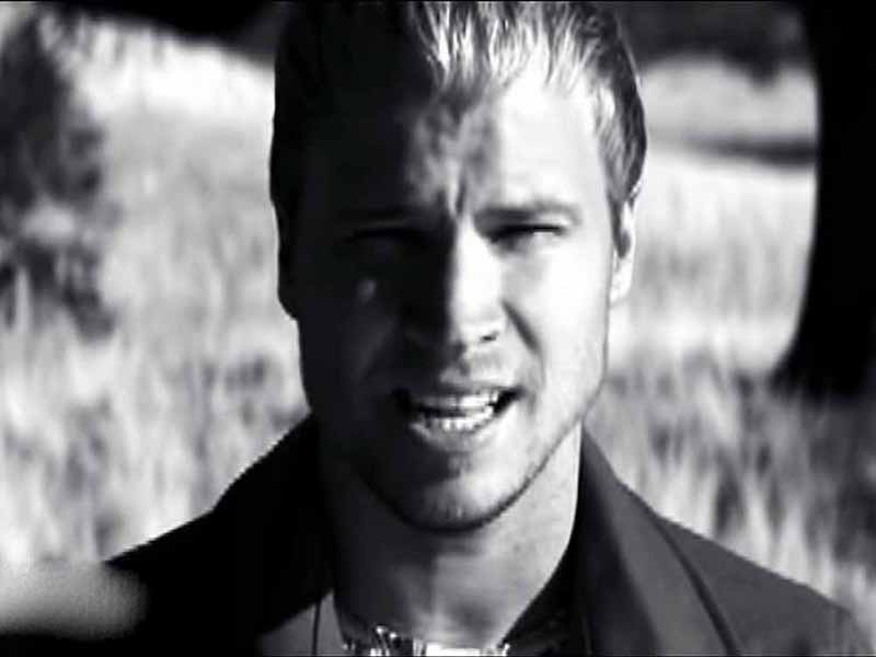 آهنگ انگلیسی Helpless When She Smiles از Backstreet Boys به همراه متن و ترجمه مجزا